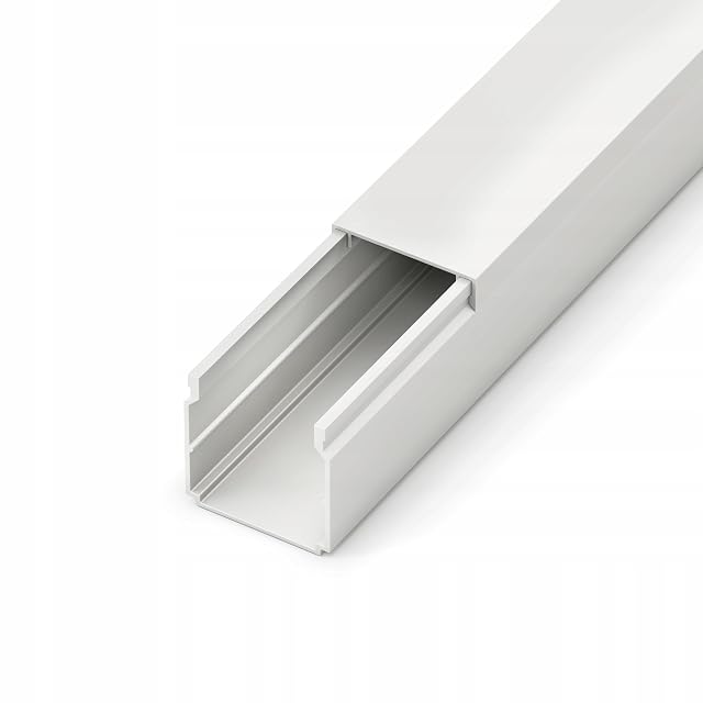 Canalina portacavi in PVC bianco da 40 per 40 mm in una barra da due metri con il coperchio tolto