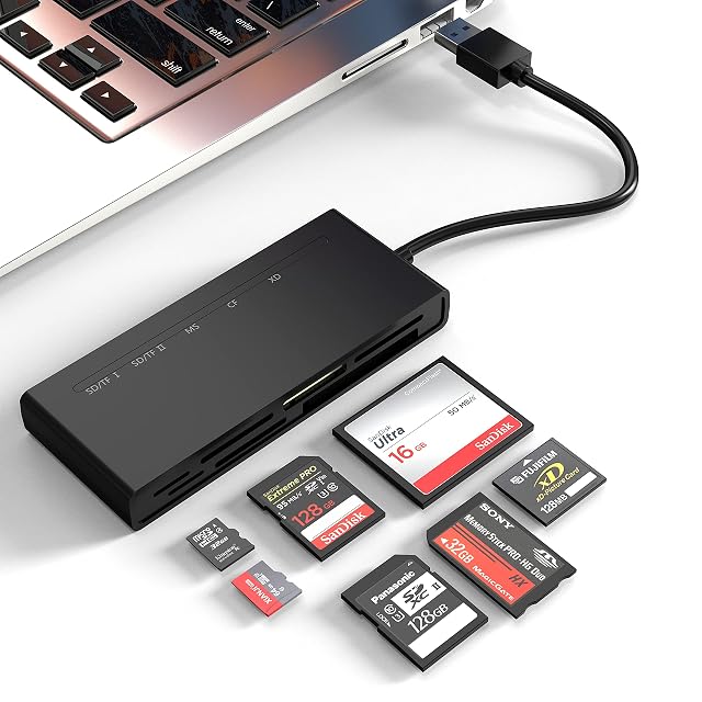 Lettore multi-scheda Yeemie Pro nero con sette slot e un cavo USB 3.0 fisso