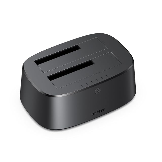 Docking station UGREEN nera a due alloggiamenti con due slot e un pulsante di clonazione