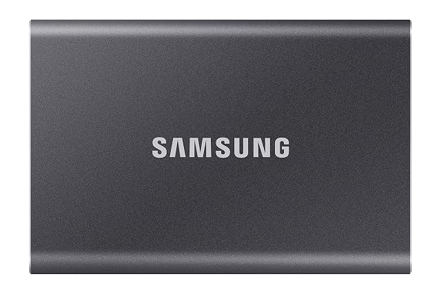 Samsung Portable SSD T7 da 1 TB in un guscio di alluminio grigio con due cavi USB